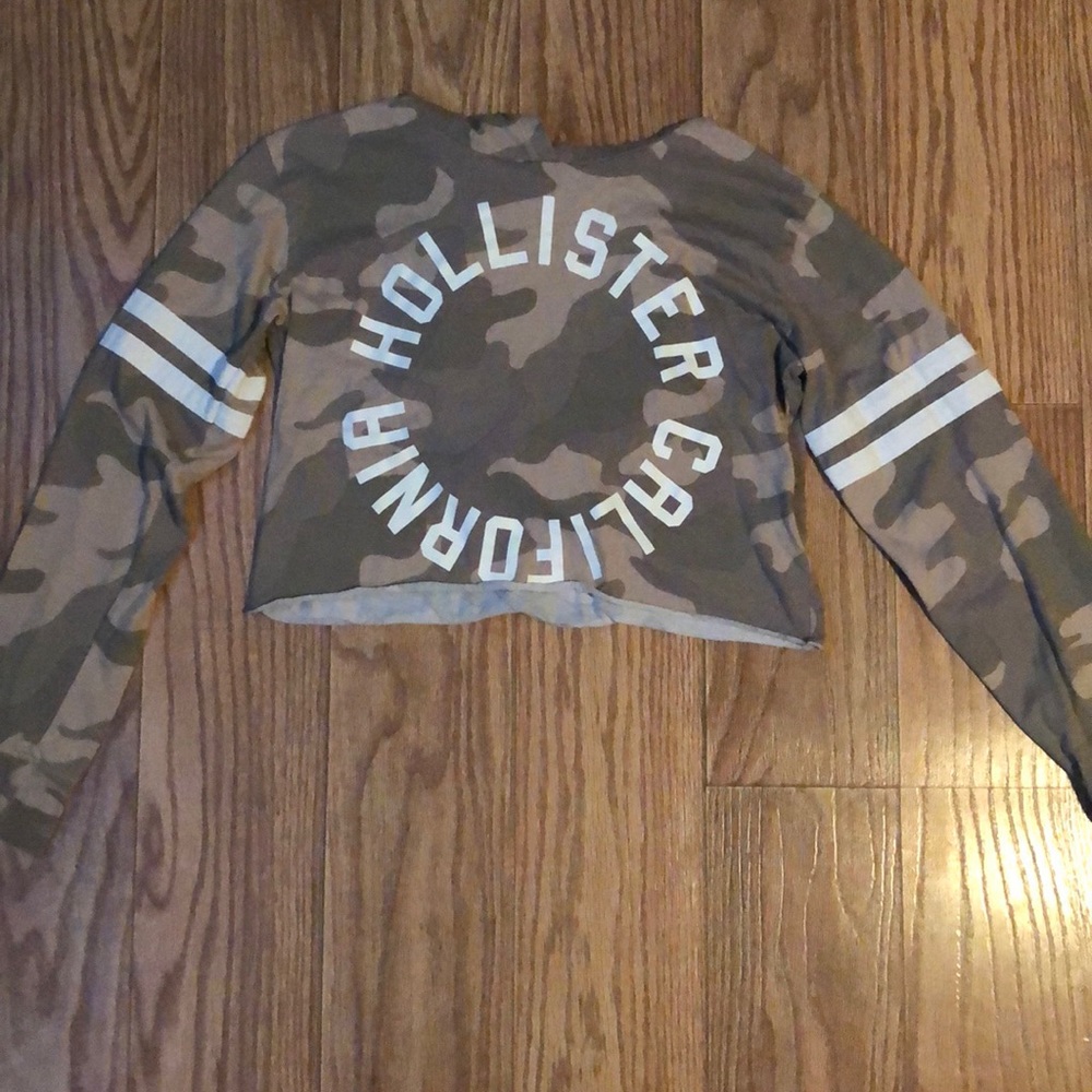 Hollister Cropped Camo Long Sleeve Shirt with Hood